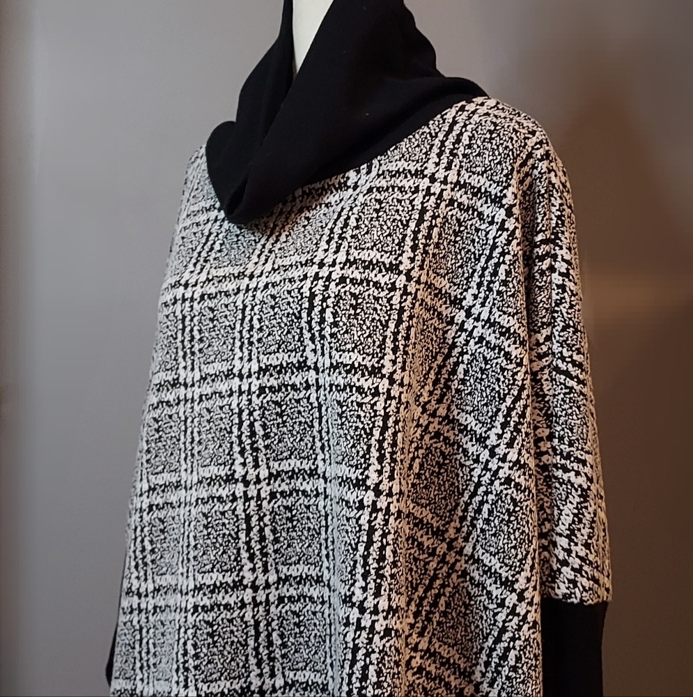 August Silk Pullover Knit Top Size Medium